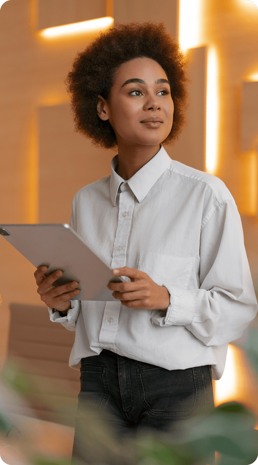 homem segurando um tablet